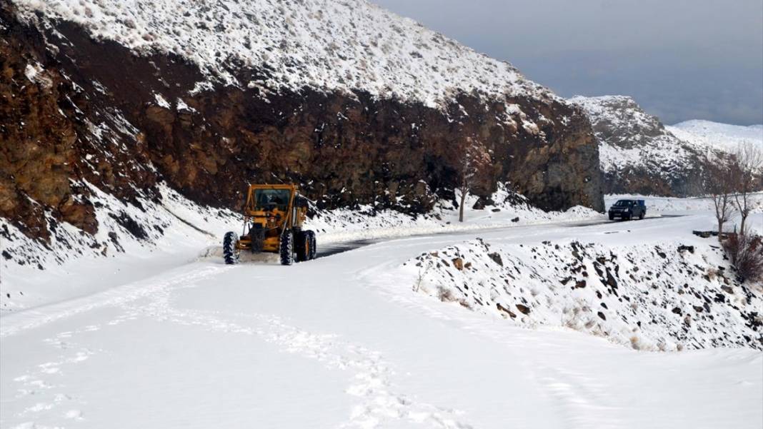 Kar Doğu'yu fena vurdu, araçlar yollarda kaldı! Van, Bitlis ve Muş'ta yollar kapandı: 293 yerleşim birimine ulaşım sağlanamıyor! 3