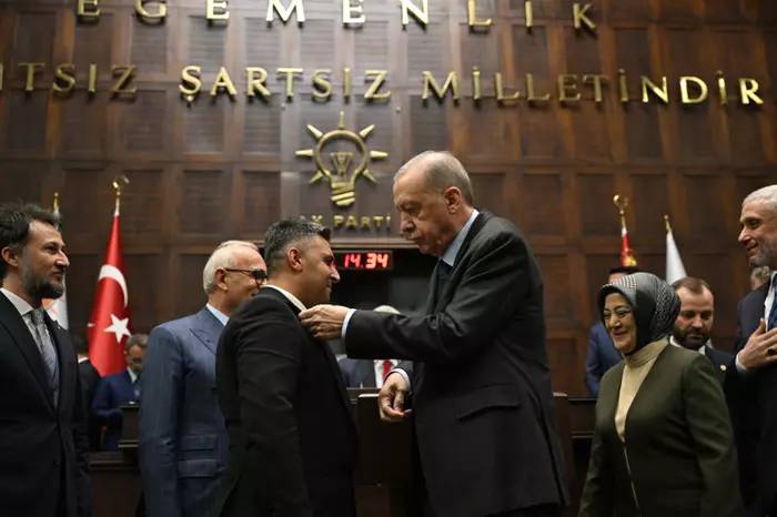 Rozetleri bizzat Erdoğan taktı! Farklı partilerden 10 Belediye Başkanı AK Partiye katıldı 4