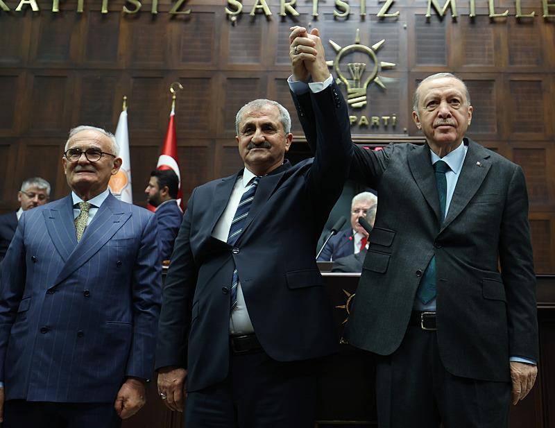 Rozetleri bizzat Erdoğan taktı! Farklı partilerden 10 Belediye Başkanı AK Partiye katıldı 1