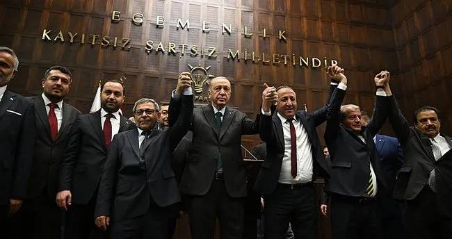 Rozetleri bizzat Erdoğan taktı! Farklı partilerden 10 Belediye Başkanı AK Partiye katıldı 5