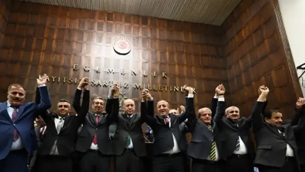 Rozetleri bizzat Erdoğan taktı! Farklı partilerden 10 Belediye Başkanı AK Partiye katıldı 3