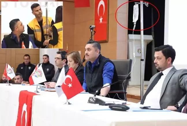 Şov yapayım derken rezil oldu! Serumla Toplantıya katılan Belediye Başkanına eleştiri yağmuru! Allah Allah, Şova bak! 5