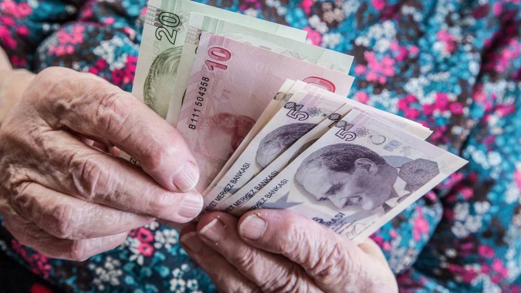 Milyonlarca emekli bekliyor! Bayram ikramiyesi için kritik tarihler belli oldu! İşte masadaki rakam 8