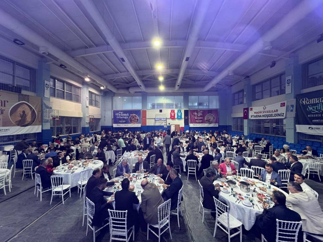 Siyasiler bu iftara akın etti! Pendik Sivaslılar derneğinin iftar programına yoğun katılım ile gerçekleşti 12