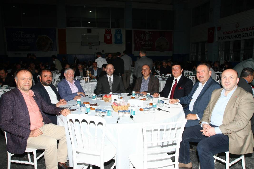 Siyasiler bu iftara akın etti! Pendik Sivaslılar derneğinin iftar programına yoğun katılım ile gerçekleşti 8