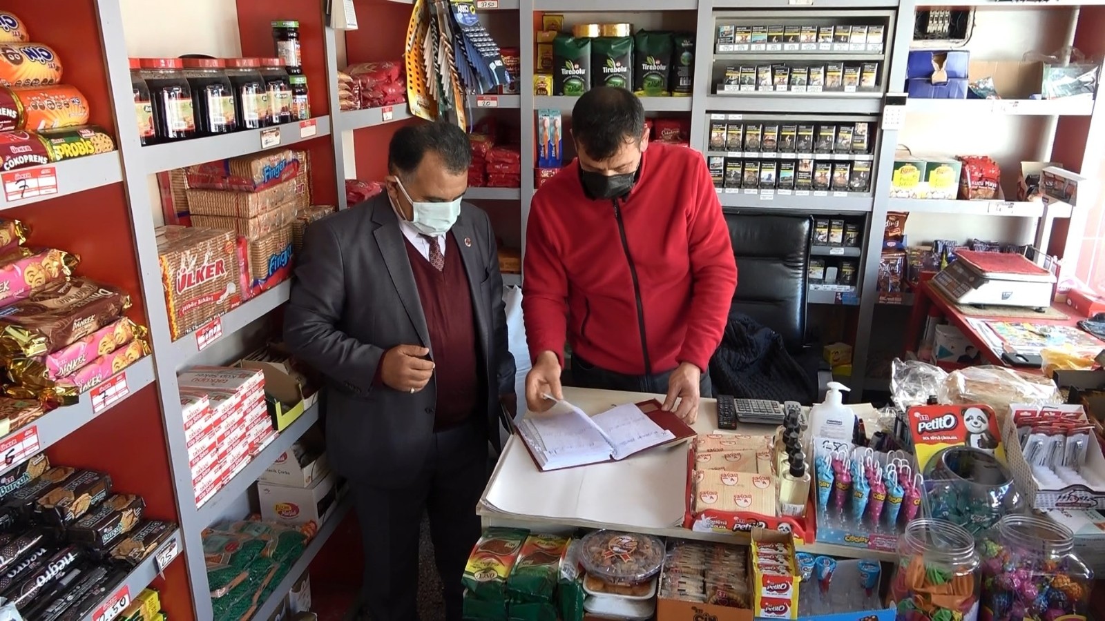 Trabzon'da bir hayırsever mahallenin yüzünü güldürdü: Bakkal borçlarını ödedi