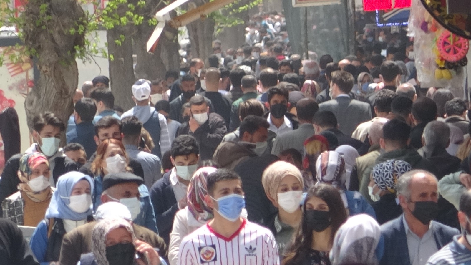 Korkutan kalabalık! Van’da tam kapanma öncesi yoğunluk oluştu