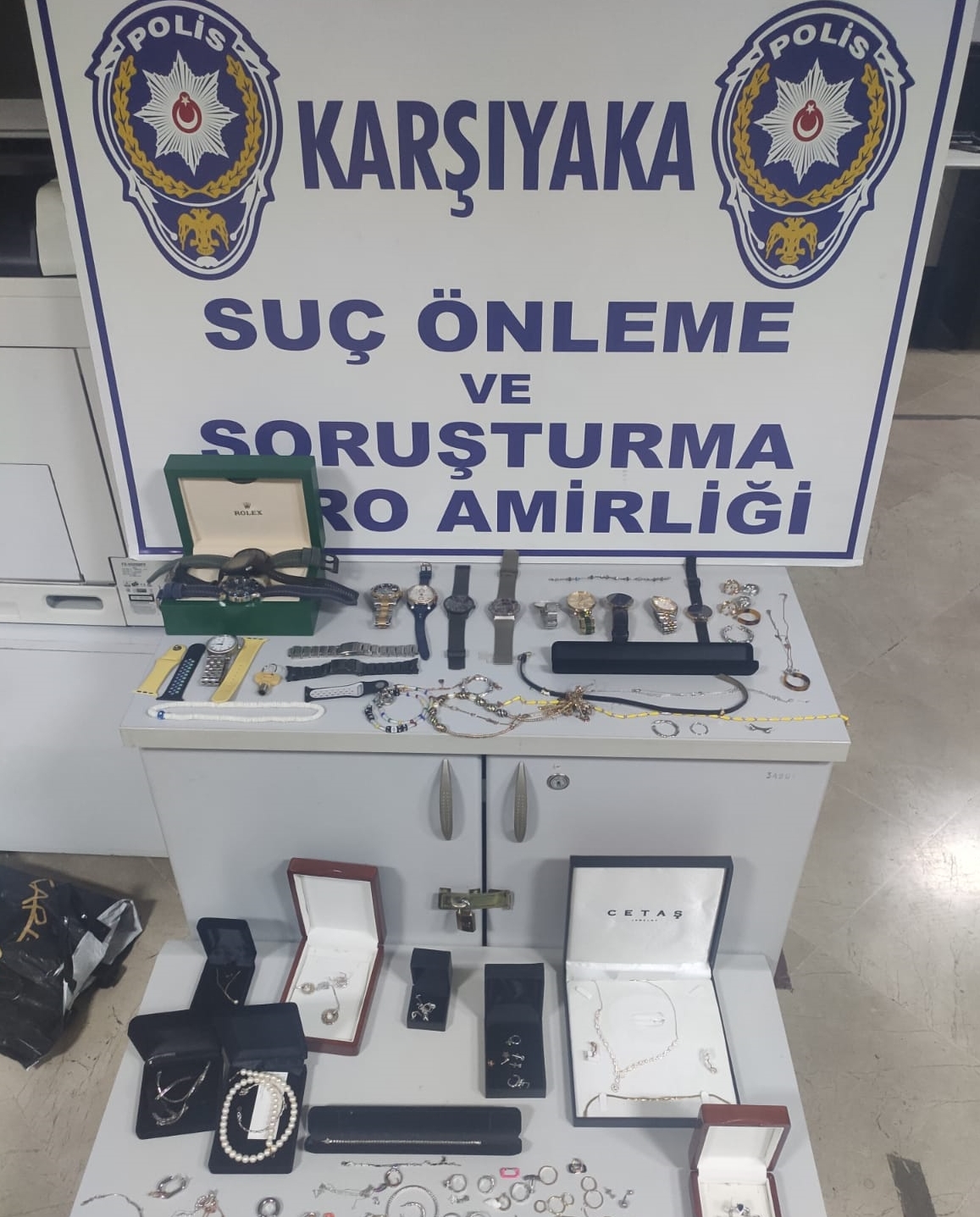 İzmir'de hırsızlık yaptıkları iddia edilen hizmetçi ve iki arkadaşı yakalandı