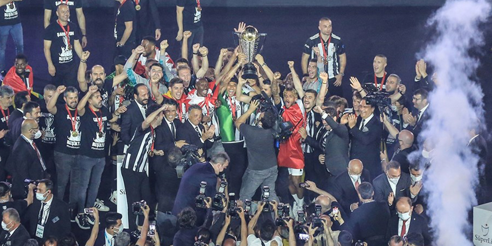 Beşiktaş kupasını kaldırdı!