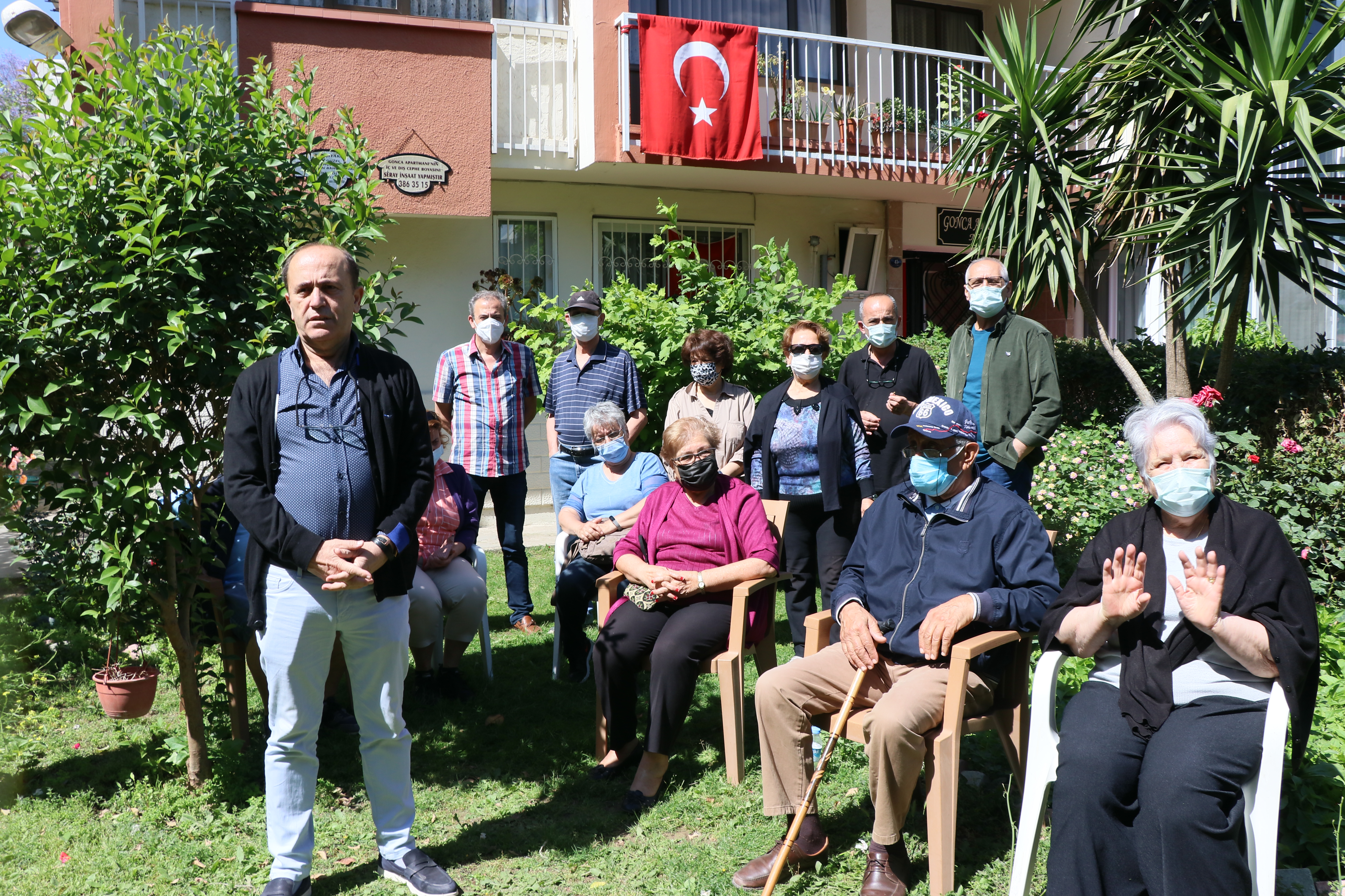 İzmir'de kentsel dönüşüm projelerinin engellendiğini iddia eden grup konuştu