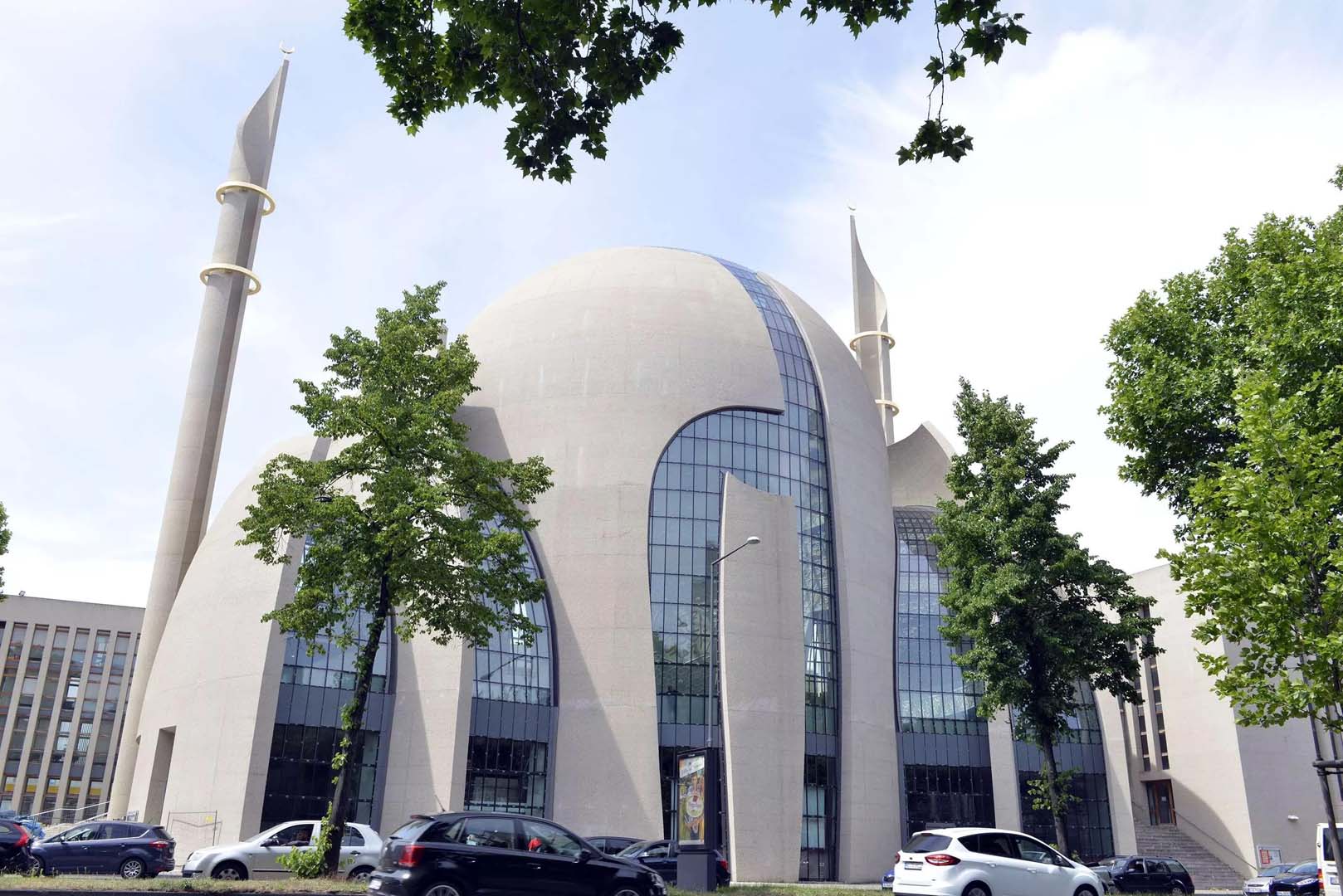 Almanya'nın Köln şehrinde ezan sesi yankılanacak! Cuma günleri okunacak ezanın süresi 5 dakikayı aşmayacak