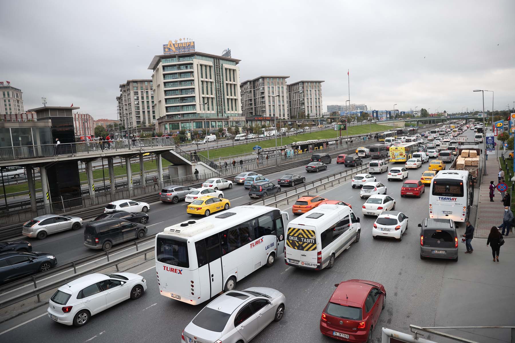 Mega kent İstanbul'da değişmeyen manzara! Trafik durma noktasına geldi, yoğunluk hat safhaya çıktı