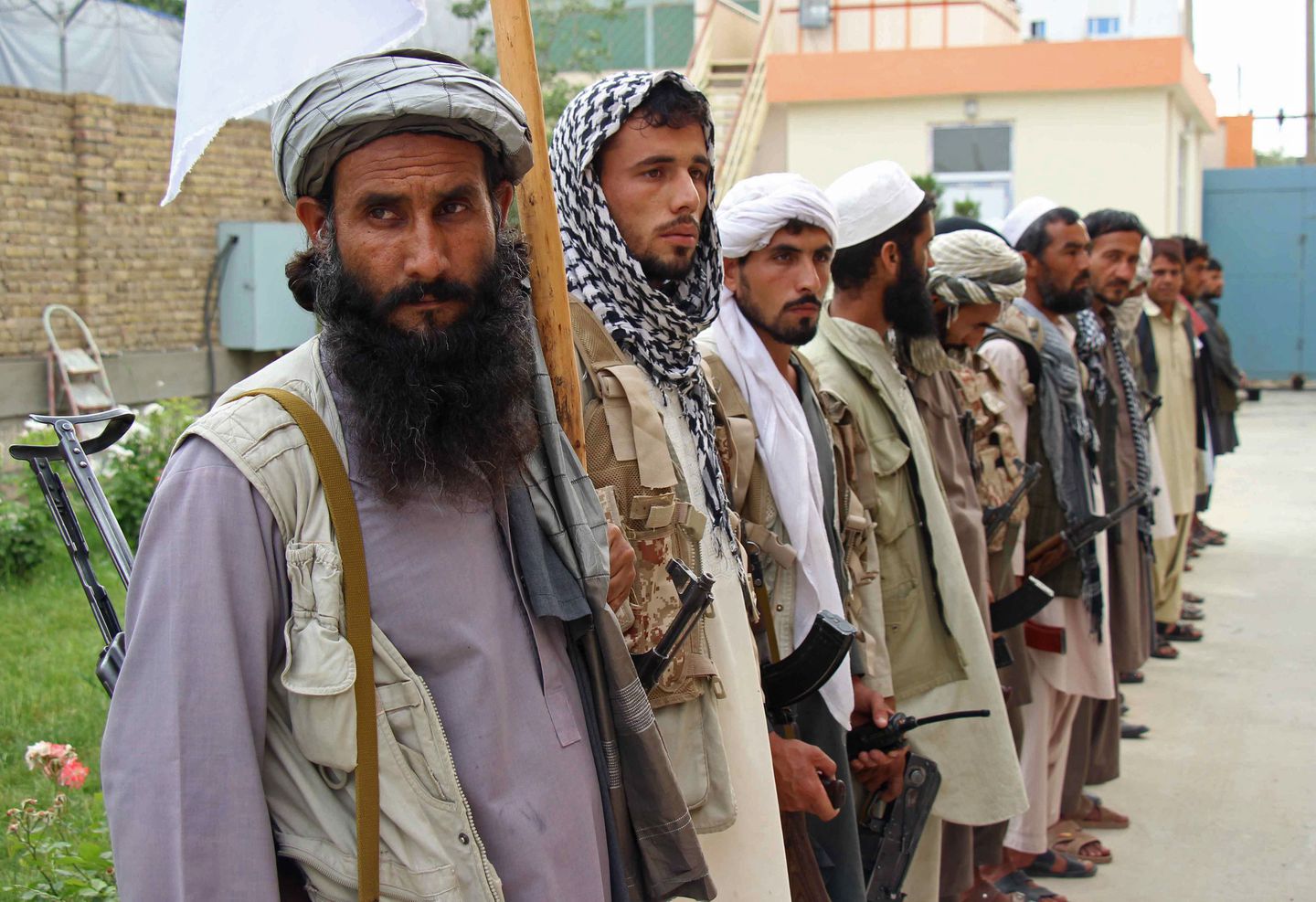 Taliban, ekonomik kriz yaşayan Afgan çalışanlara para yerine "buğday" ile maaş verecek!