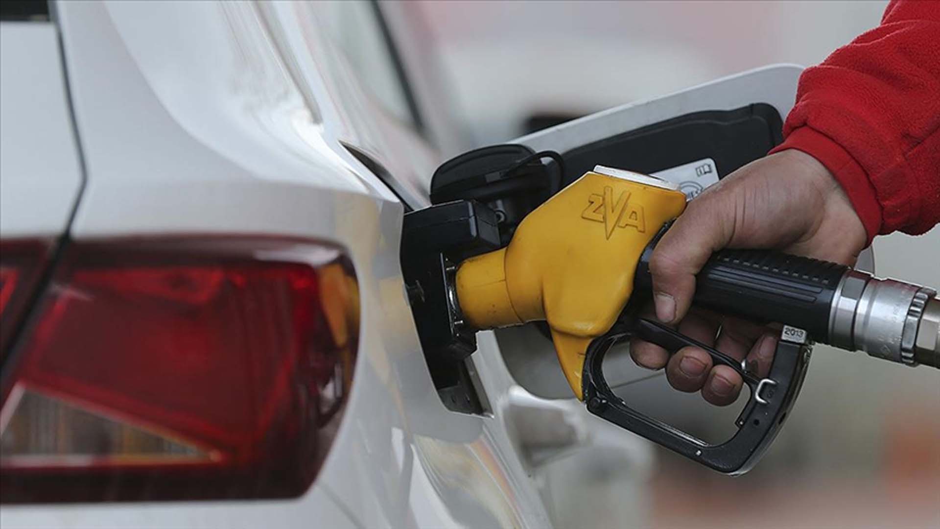 Son dakika| Sürücüler bir kez daha sarsıldı! Benzine 28 kuruş zam geldi