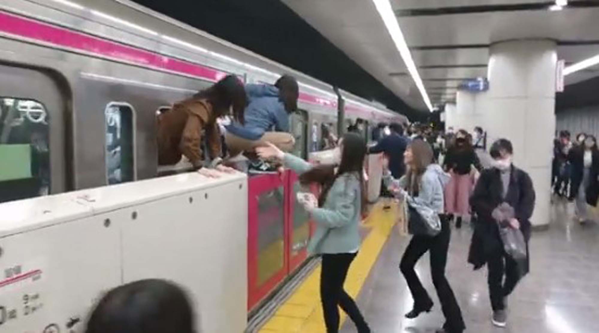 Önce treni ateşe verdi sonra önüne geleni bıçakladı! Gözü dönmüş saldırgan gözaltına alındı