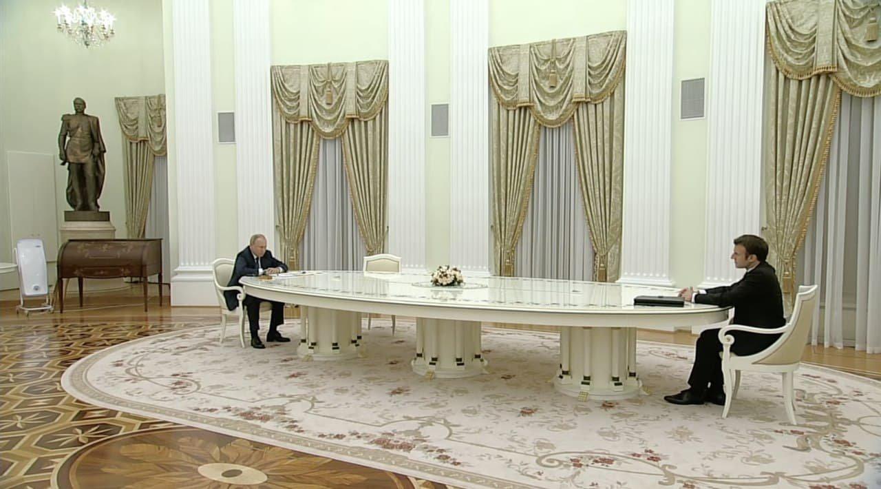 Putin ve Macron kritik meseleleri "Uzun mesafeli" masaya yatırdı! Siyasi temas alay konusu oldu, tahterevalli benzetmesi yıktı geçti!