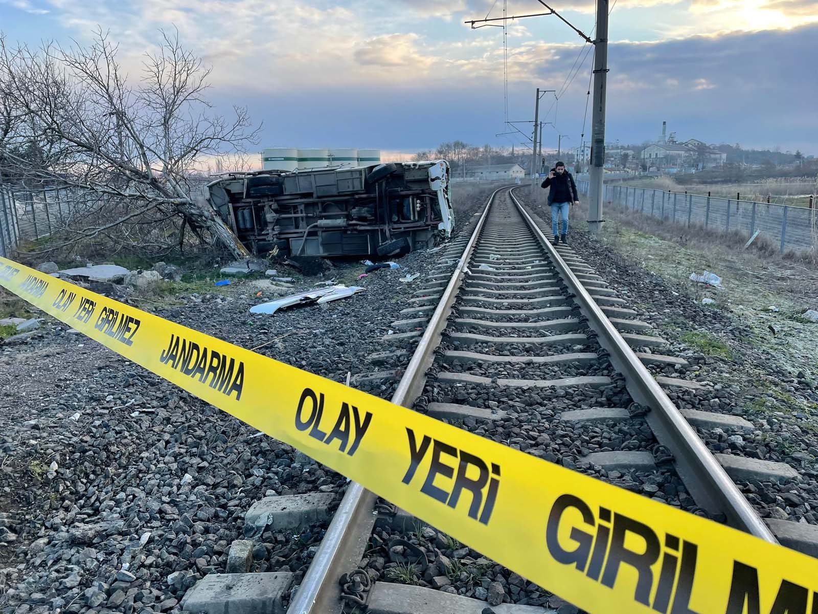 Son dakika |Facianın eşiğinden dönüldü! Kırklareli Babaeski'de işçi servisine yük treni çarptı: 27 yaralı