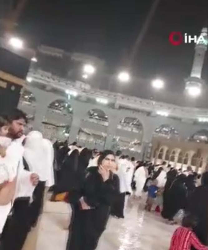 Mekke ve Medine'de sağanak yağış! Yüzlerce kişi yağmur altında tavaf etti!