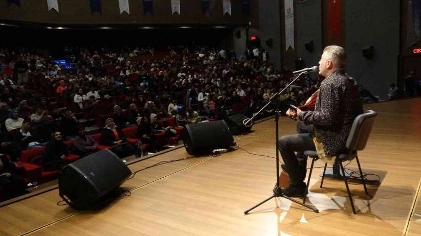 Metin Şentürk, Muş'taki KYK yurtlarındaki öğrencileri hem dinledi, hem eğlendirdi