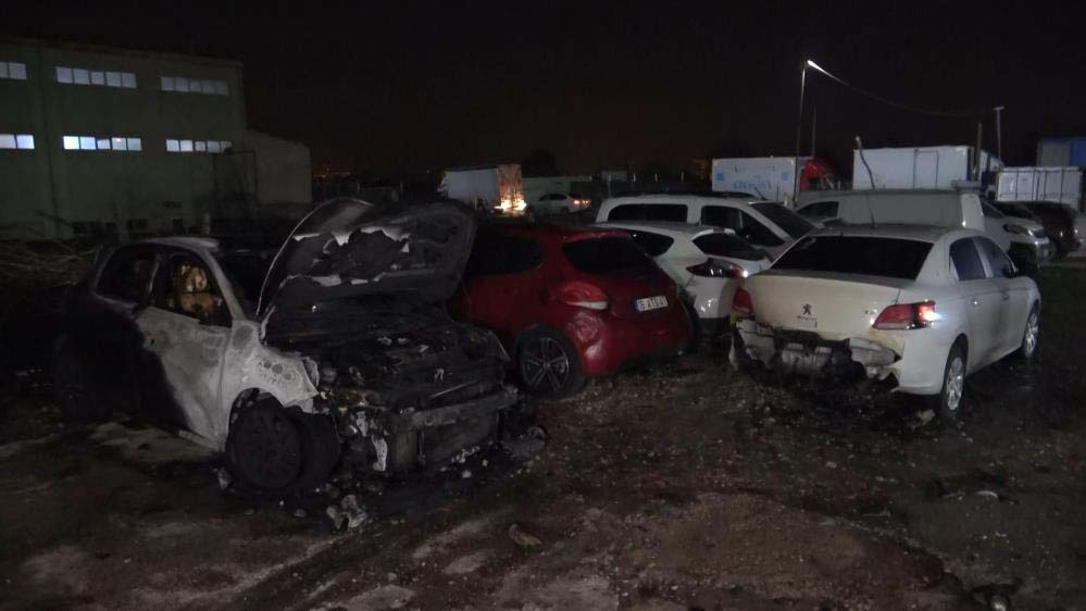 Bursa'da korkutan yangın! Araç bakım servisindeki yangın sıfır araçları küle çevirdi!
