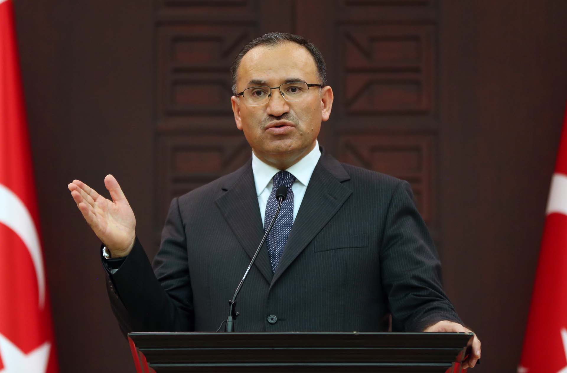 Türkiye'nin en kritik konuları! Bakan Bozdağ'dan yağma olayları ve müteahhitler hakkında açıklama
