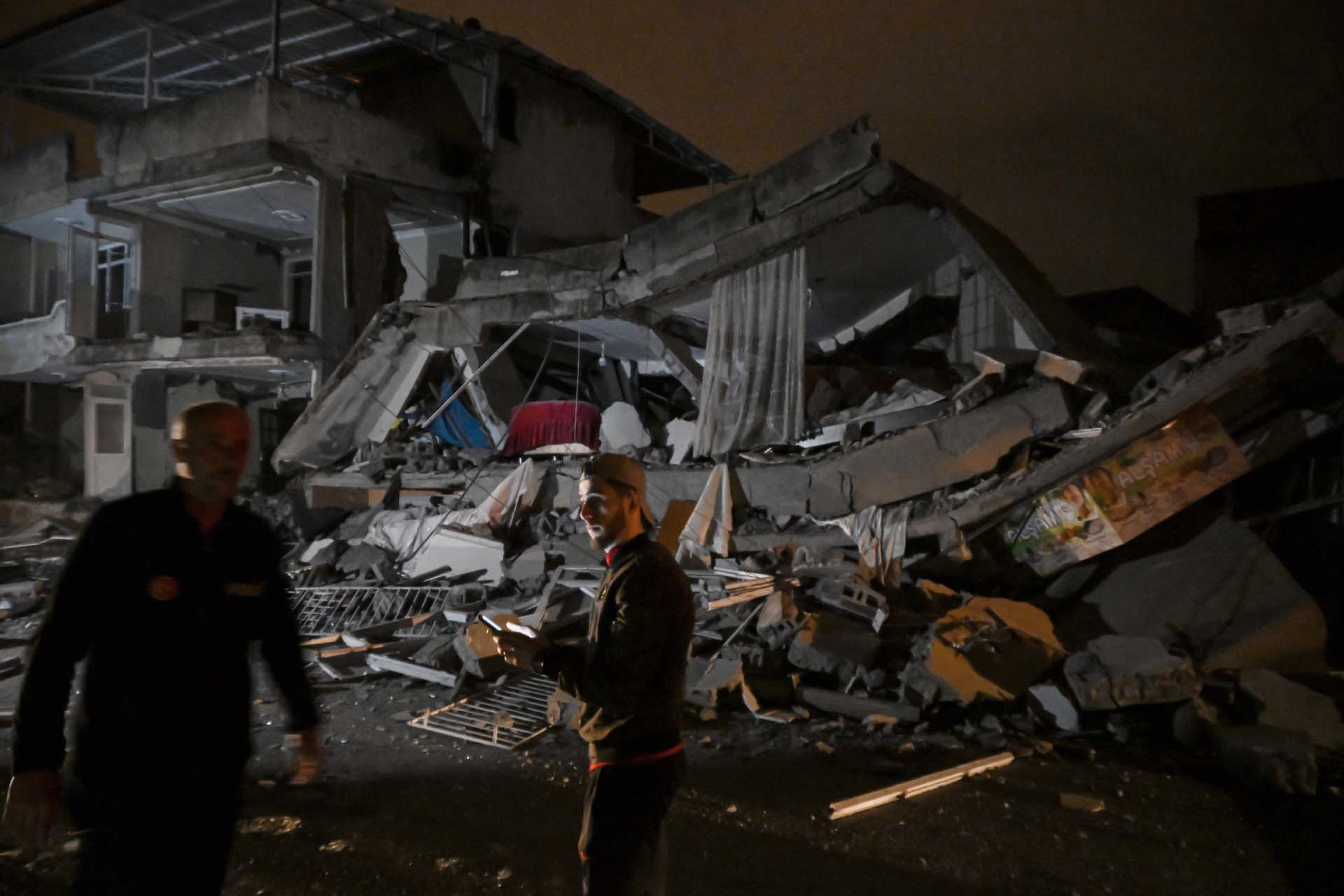 Son dakika: Hatay'da 6.4 ve 5.8 büyüklüğünde deprem! Hayatını kaybedenler ve yaralananlar var