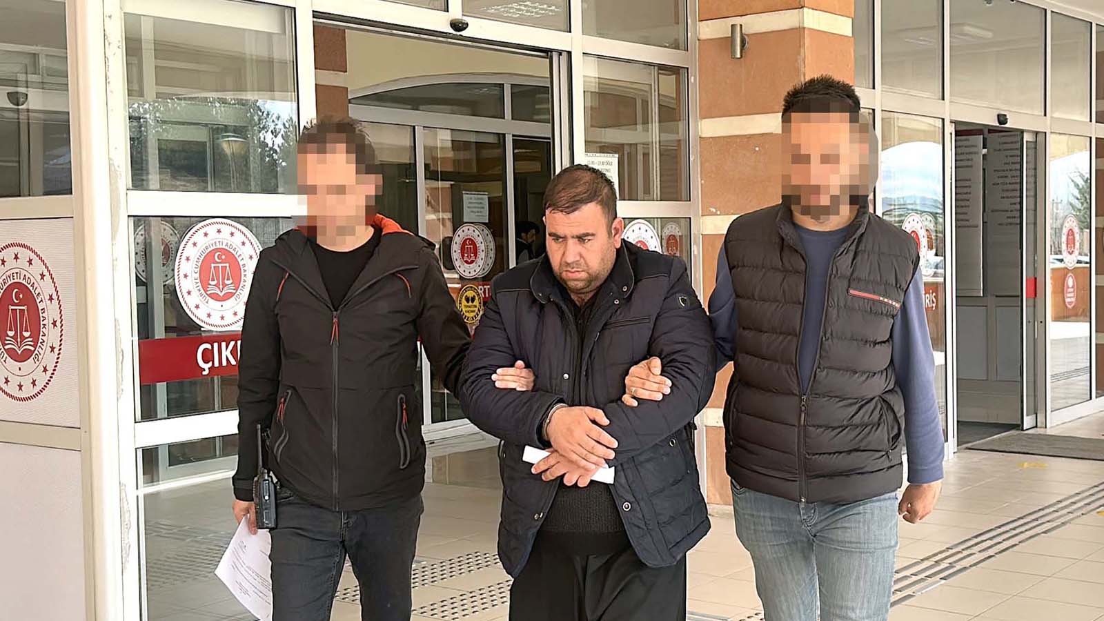 Müstehcen fotoğraflarını gizlice çekti! Tehdit edip intihara sürükledi!