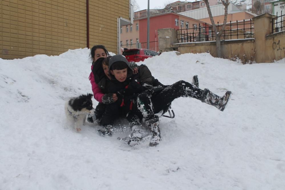 Bayburt'ta kar yağışı eğitimi vurdu: Okullar bir gün tatil edildi