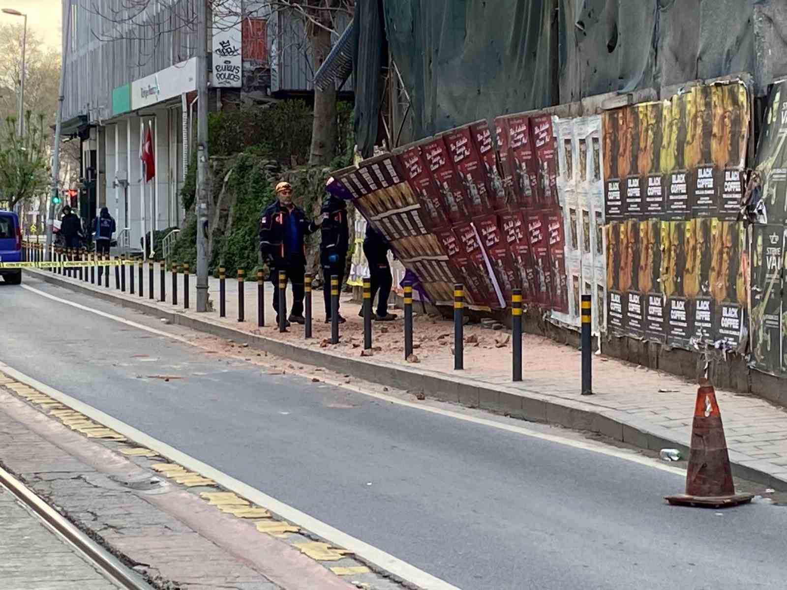 İstanbul, Beyoğlu’nda 5 katlı metruk bina çökmek üzere yol trafiğe kapatıldı, Tramvay seferleri durduruldu