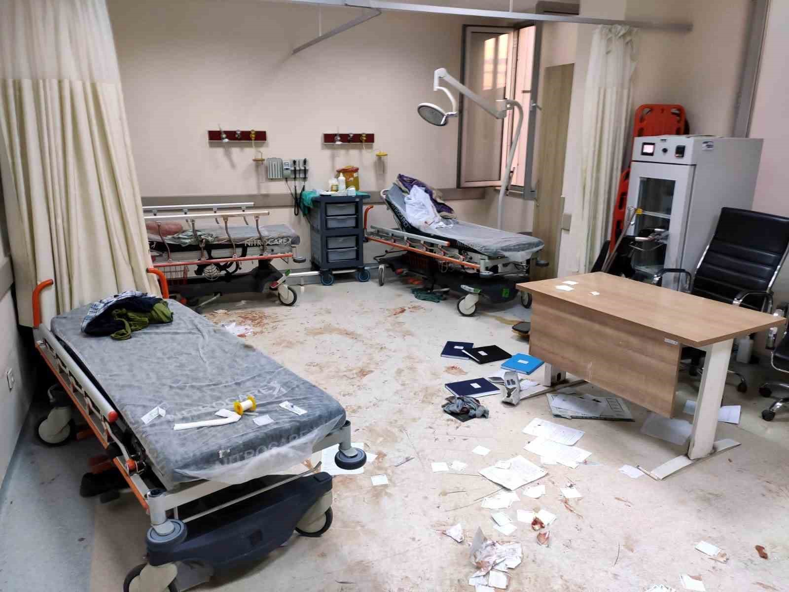 Yaralı geldikleri hastanede, görevli doktoru hastanelik ettiler!