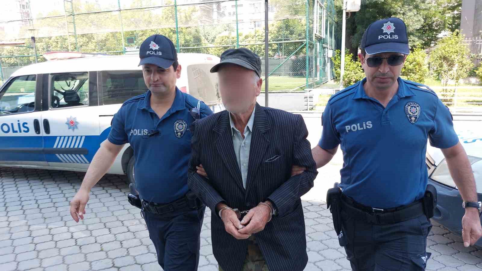 81 yaşındaki dede elini kana buladı! 2 komşusunu bıçakla yaraladı