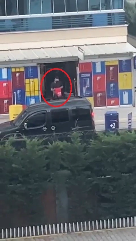 Kovalarla bira çaldılar, tekel bayisini böyle soydular!