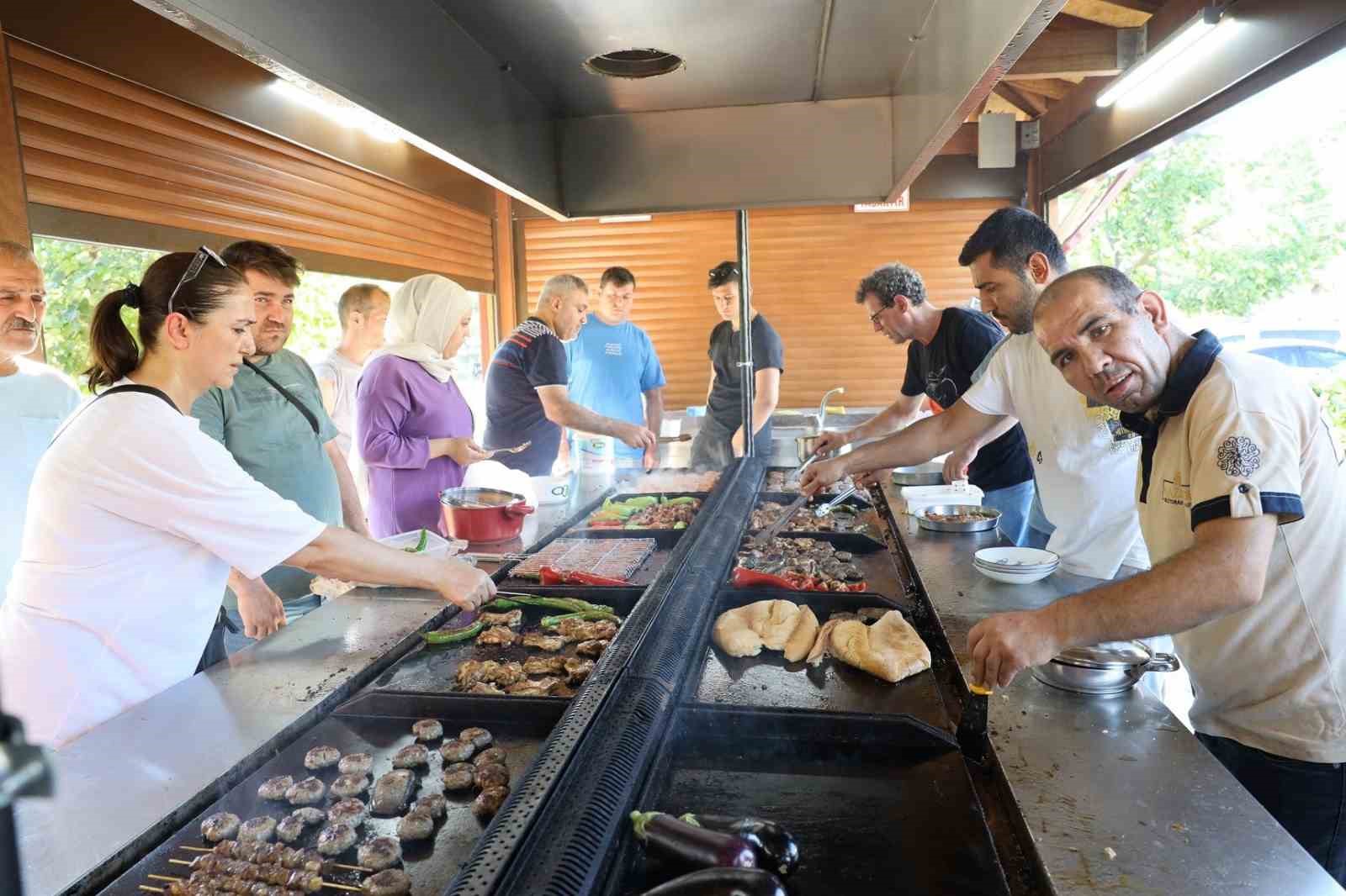 Vatandaşlar ücretsiz ünitelerde dumansız mangal keyfi yaşıyor