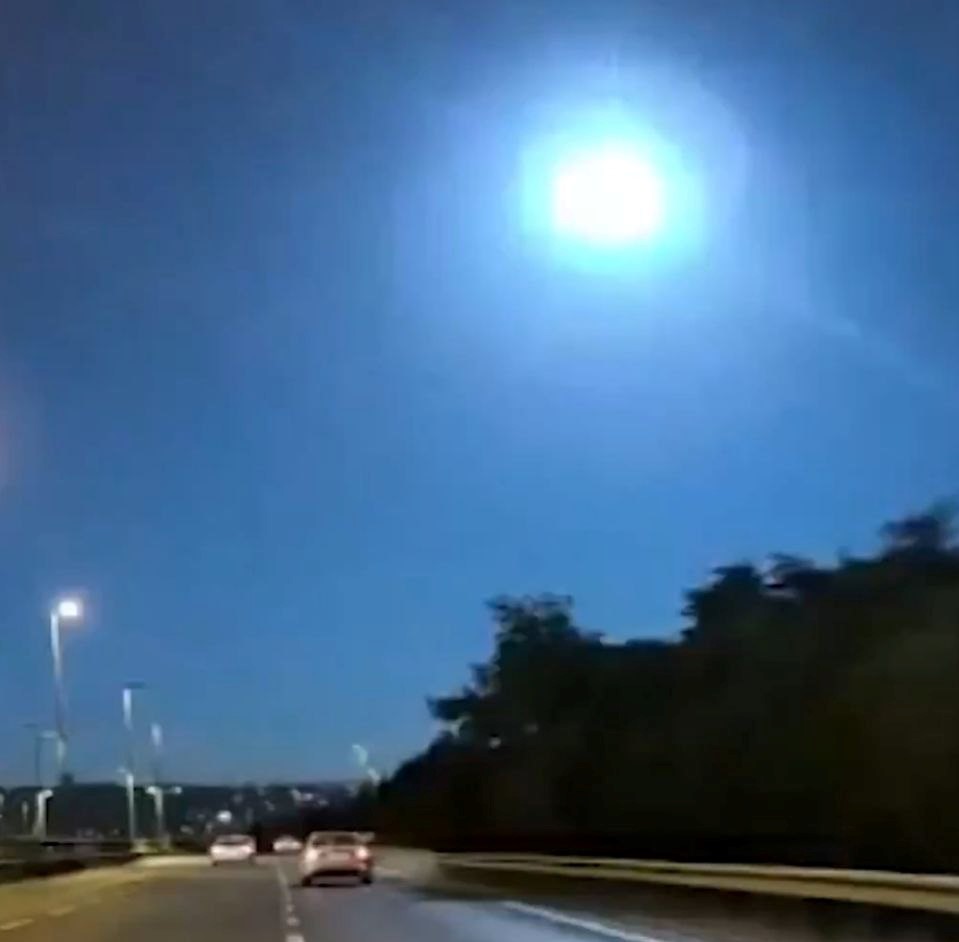 İstanbul'da gece gökyüzünü aydınlatan ışık korku yarattı!