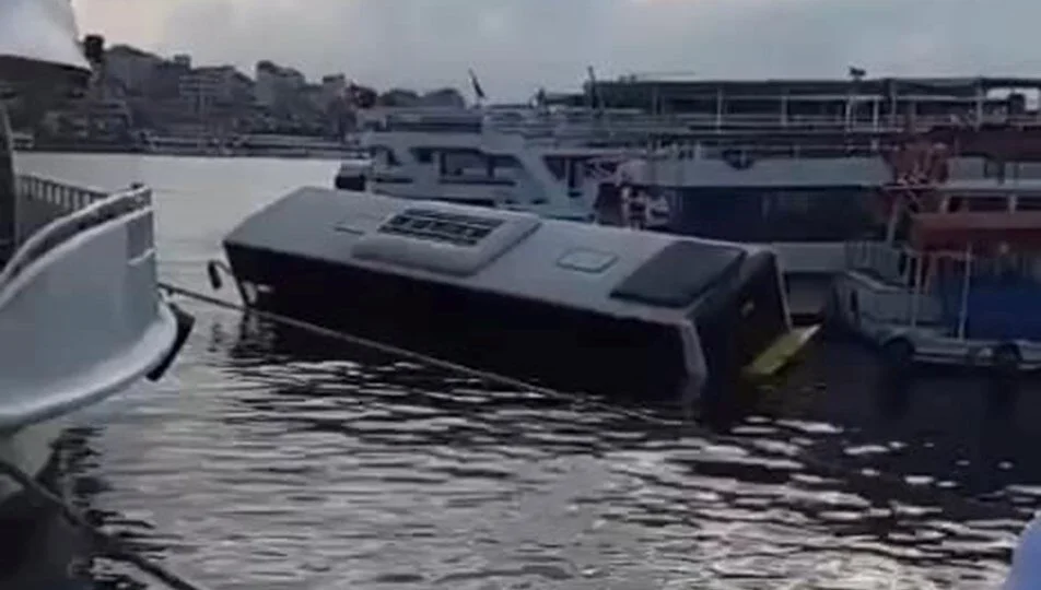 İBB'ye ait İETT otobüs Haliç'ten denize uçtu! İstanbul Valiliği'nden açıklama geldi!