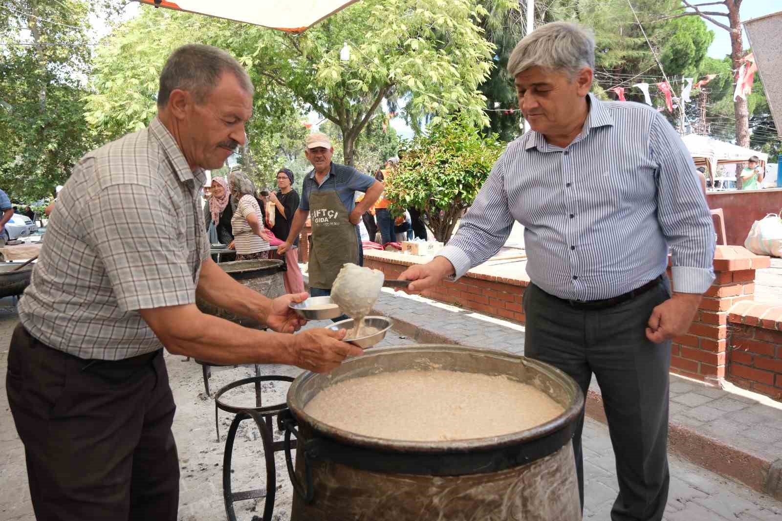 Kurtuluş etkinliklerinde 15 kazan keşkek dağıtıldı
