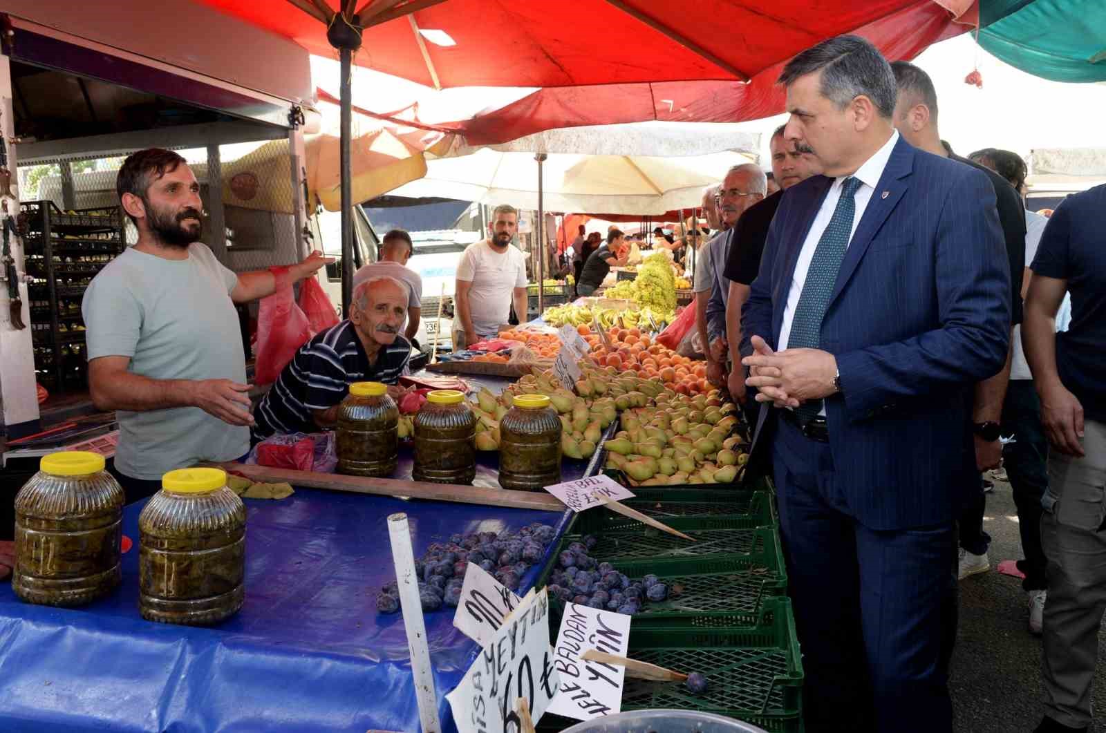 Vali Çiftçi Salı Pazarında esnaflarla buluştu
