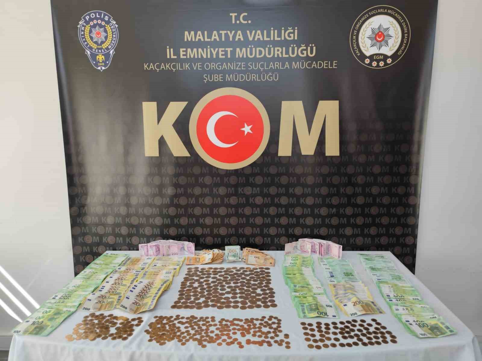 Malatya’da durdurulan arabada çok sayıda kaçak altın ve döviz ele geçirildi