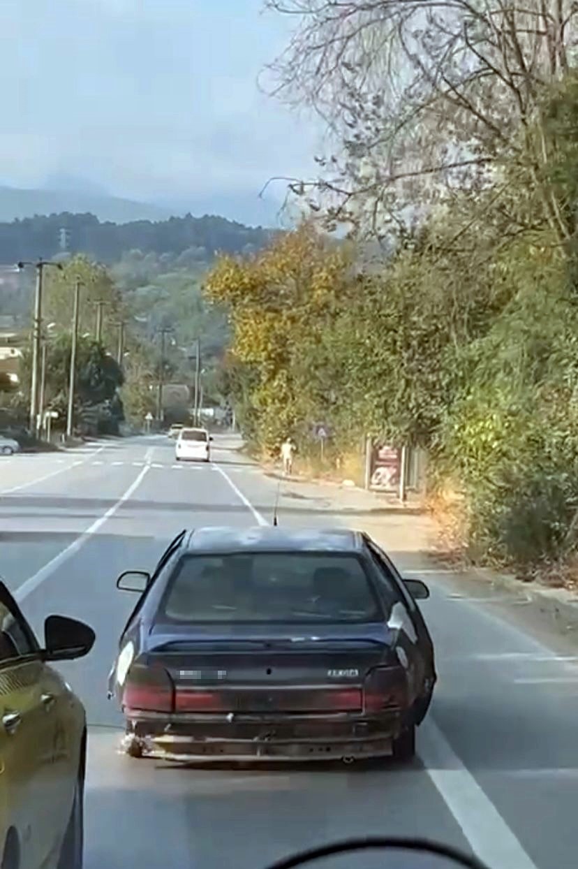 Ne tamponu var, ne plakası! Bu arabayı trafikte görenler şaşkına dönüyor!