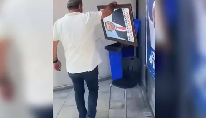 Tanju Özcan’ın parti binasındaki fotoğrafı çöpe atıldı!