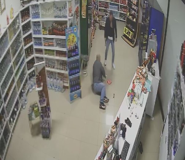 Tekel bayisindeki kavga, silahlı saldırıya dönüştü! Vurulan adam yere yığıldı