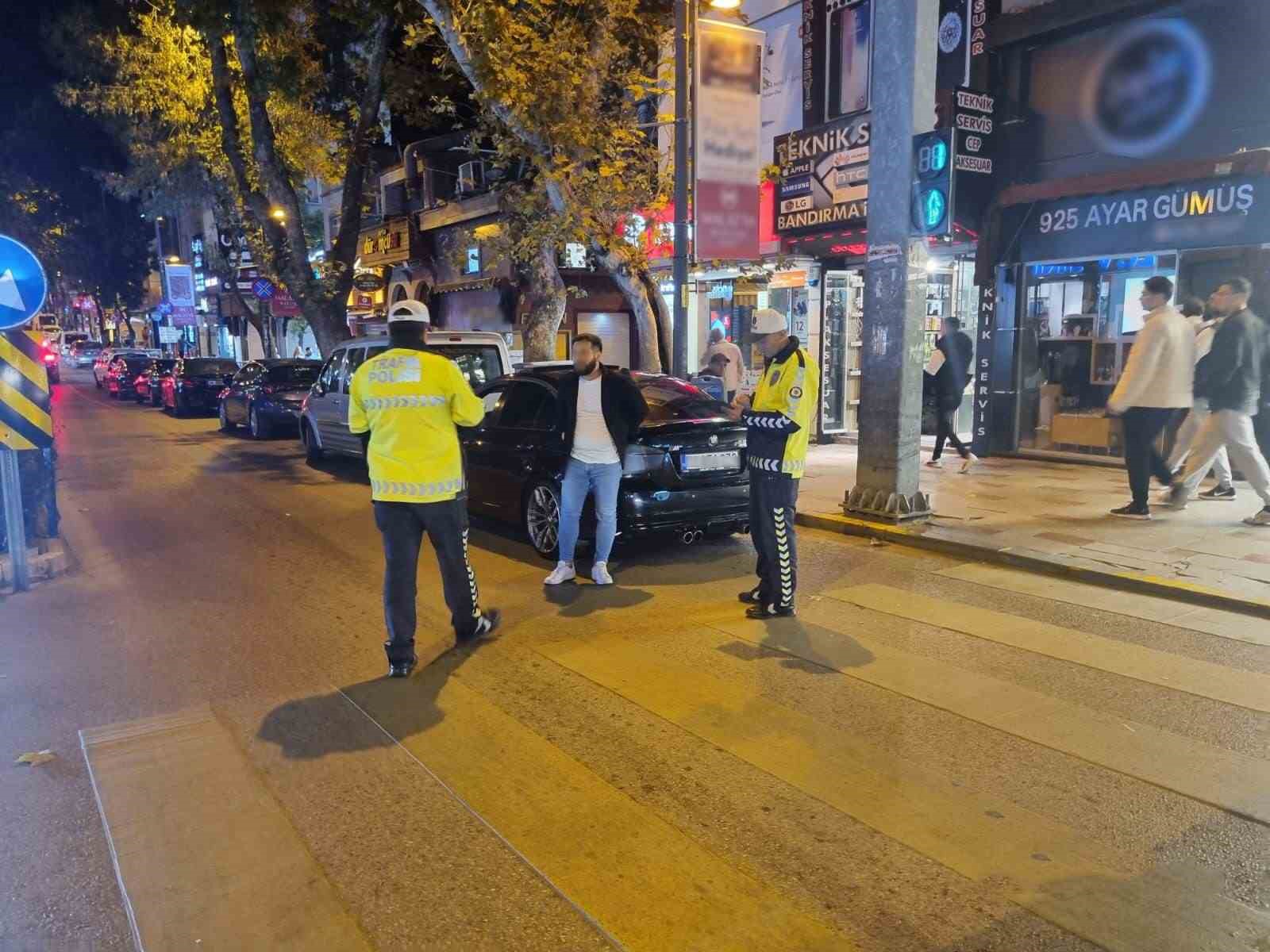Cezadan kaçamadı! Yüksek sesle müzik dinlemenin cezası ağır oldu!