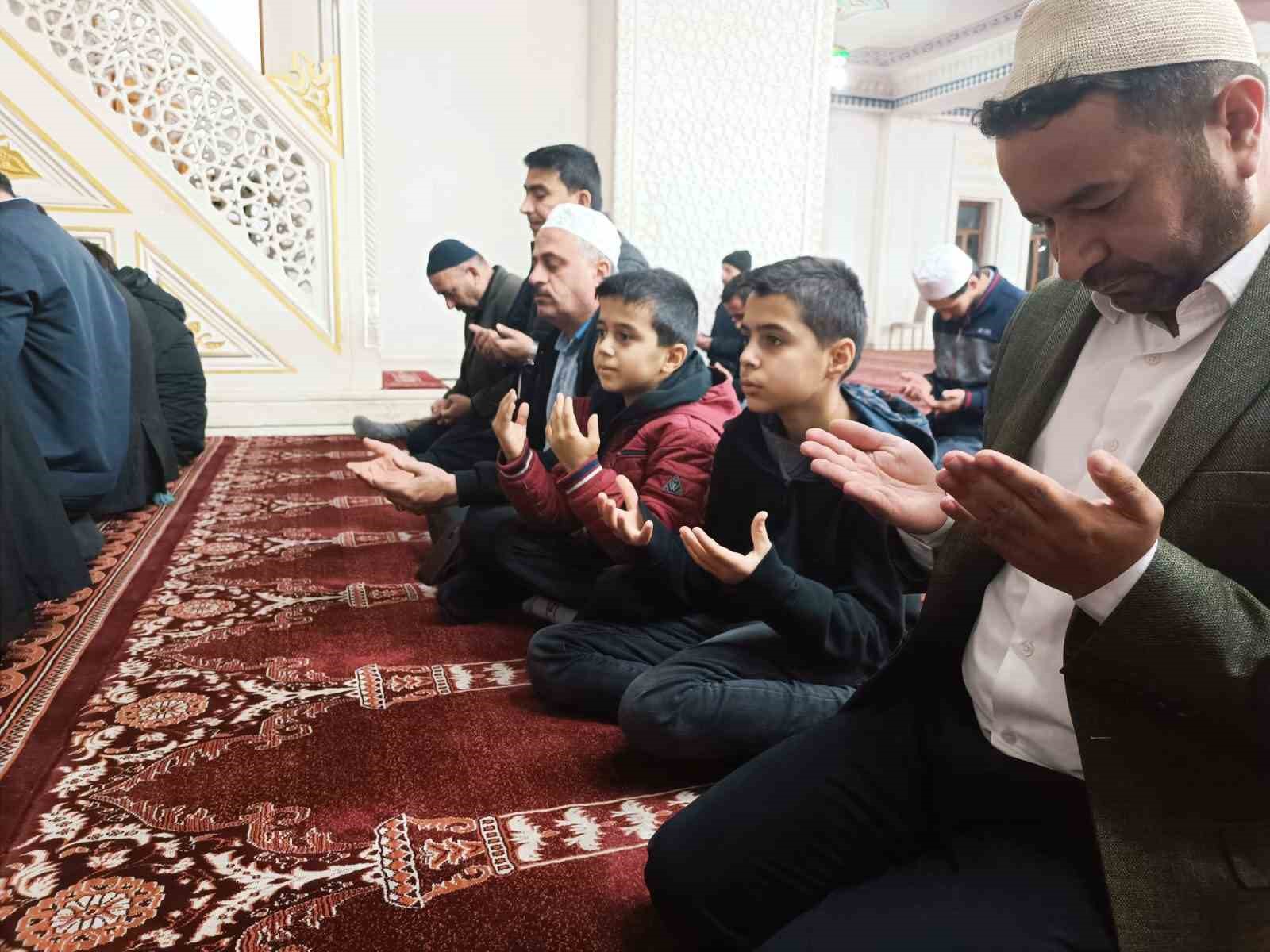 Filistin için eller semaya kalktı! Hakkari'de vatandaşlar sabah namazında dua ettiler