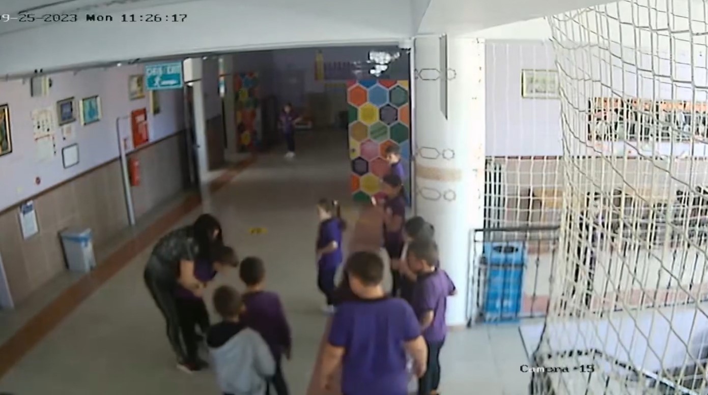 Öğrencisinin boğazına kaçan portakalı heimlich manevrasıyla çıkardı!