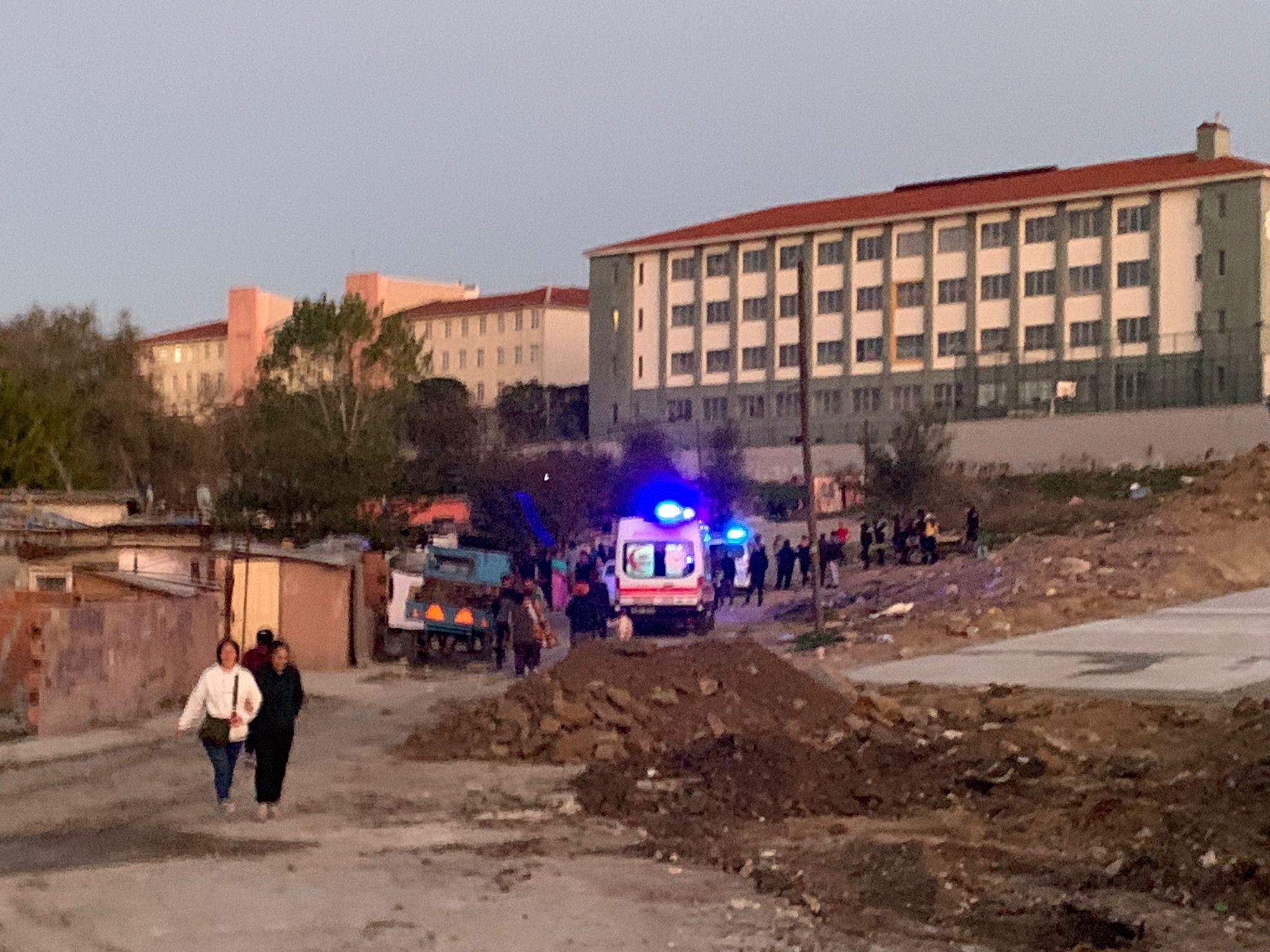 Evinin önünde oturan 6 aylık hamile kadın kurşunların hedefi oldu!