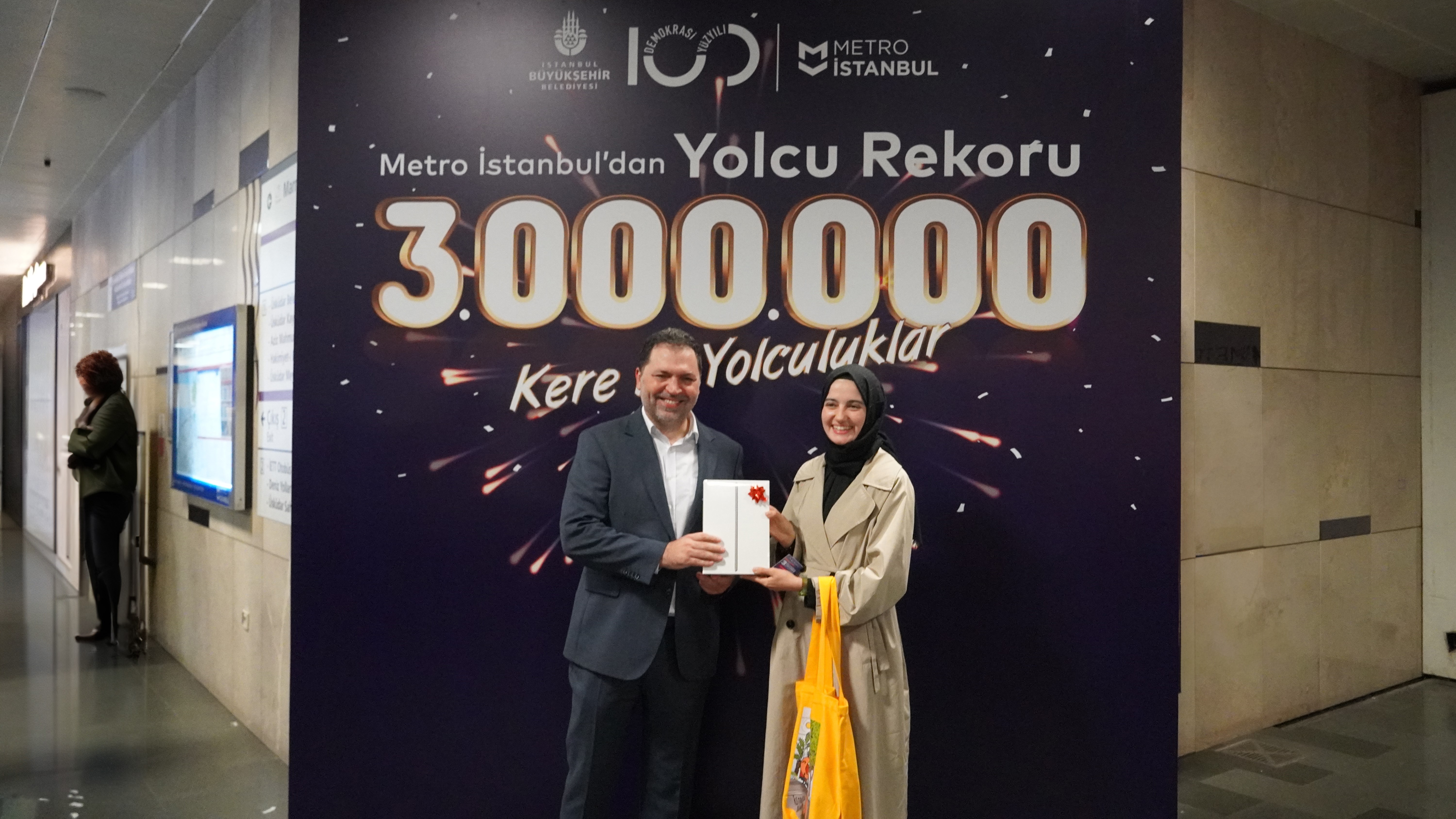 100. yılında Metro İstanbul'dan rekor taşıma! 3 milyonuncu yolcusuna hediye takdim edildi