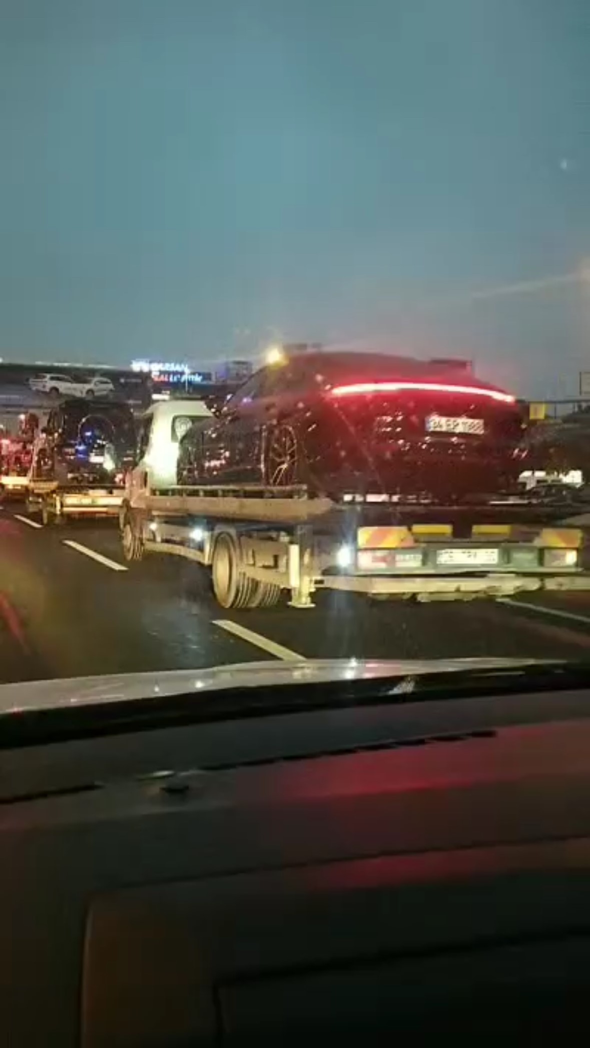 Polat ailesinin çekilen araçları trafikte konvoy oluşturdu!