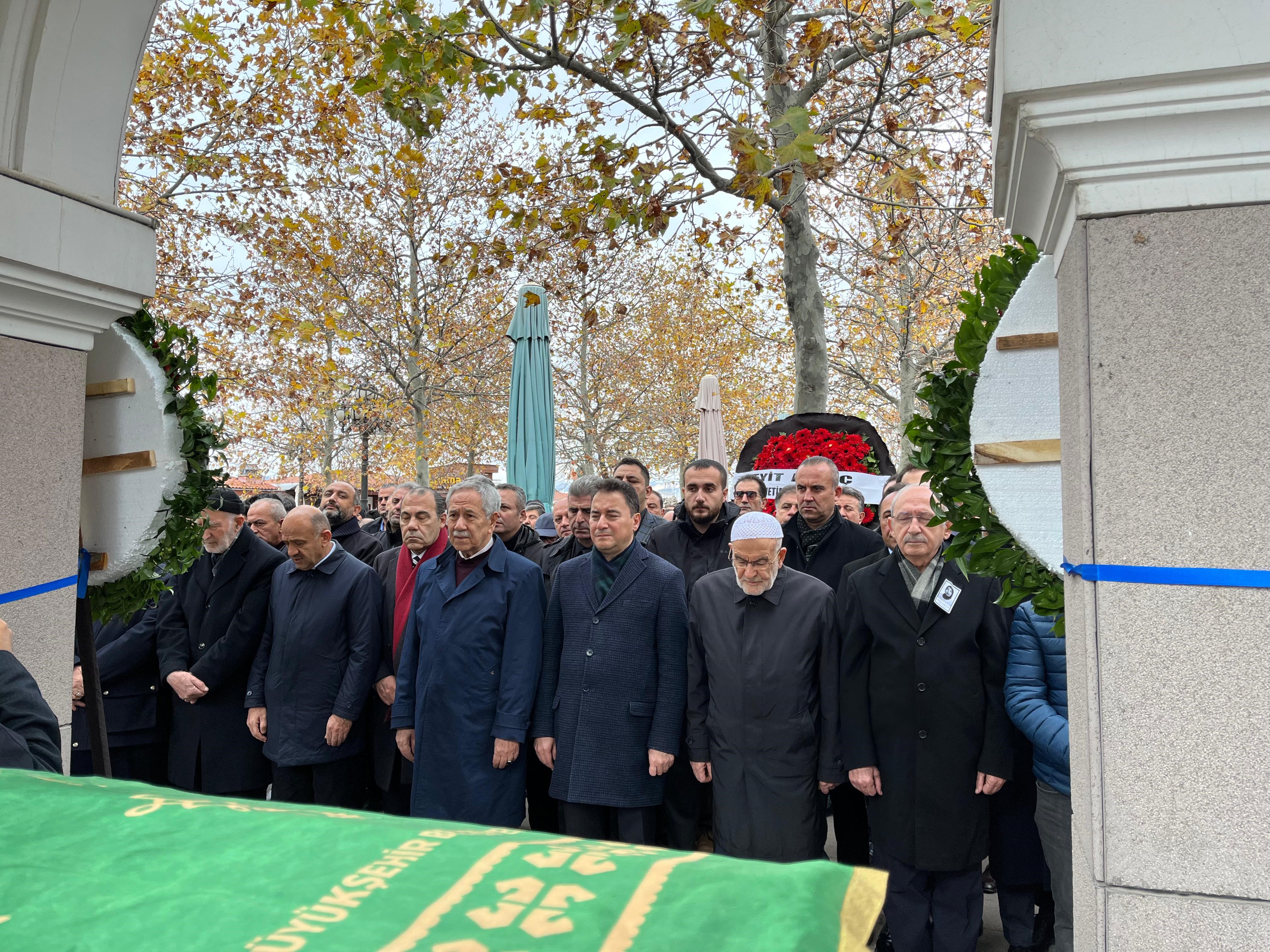 Deva Partisi lideri Babacan’ın annesi ebediyete uğurlandı