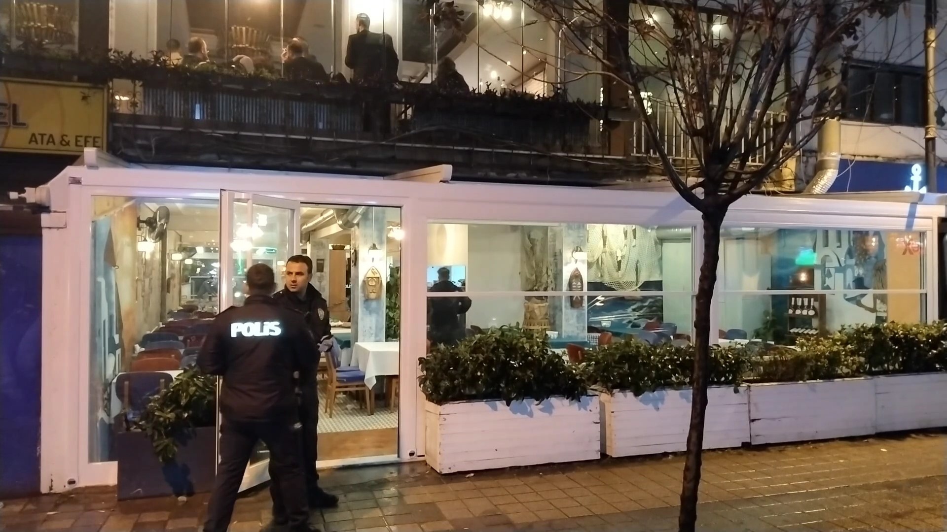 Maltepe'de bir restoranda silahlar konuştu! Ağır yaralı var!