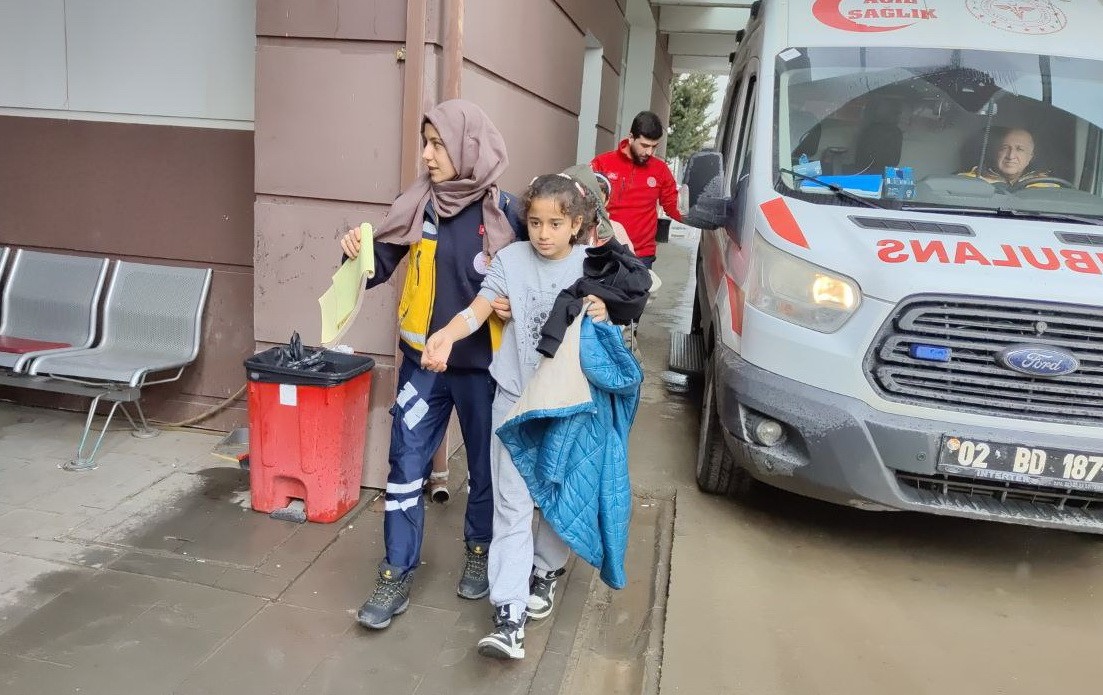Yedikleri kek ortaokul ögrencilerini hastanelik etti!